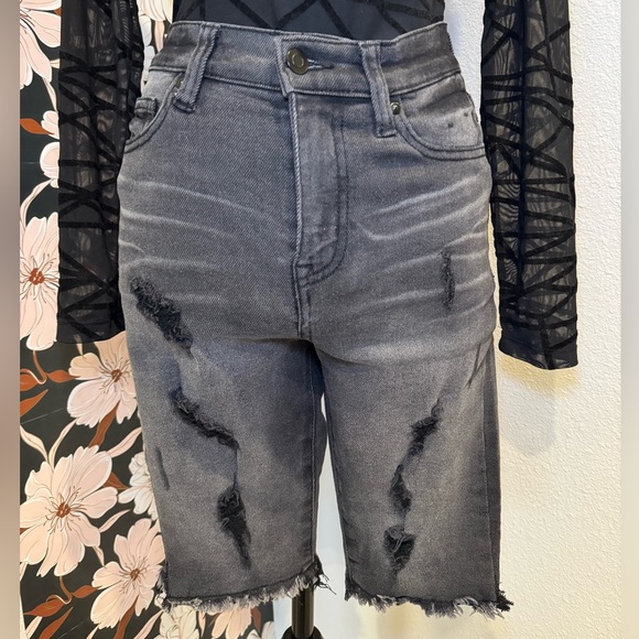 No Boundaries Cut-Off Shorts Women’s 7 Black Denim Distressed High-Rise - Picture 5 of 8